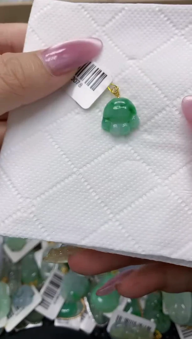 翡翠18K金镶嵌颈饰111111111