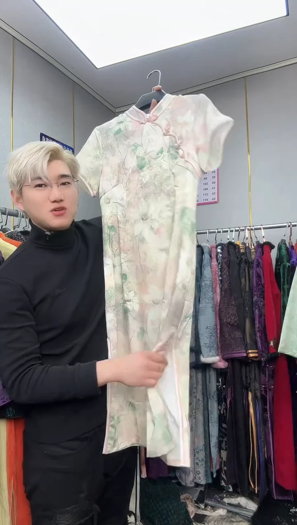 尺码：L，看清尺码再下单，特价款，少量微瑕疵，不退还。介意勿拍