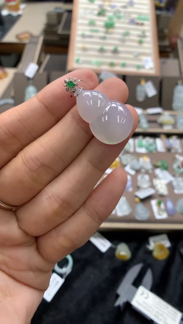 颈饰18K金镶嵌翡翠葫芦