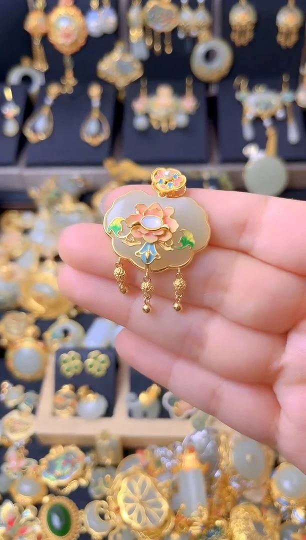 颈饰银S925镀金镶嵌和田玉牡丹花开如意锁吊坠