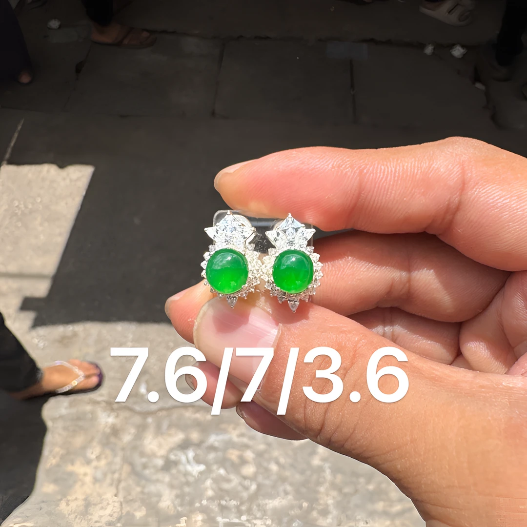 0622(小哪吒在源头)冰种翡翠浓阳辣绿耳钉干净饱满杠味荧光足M250