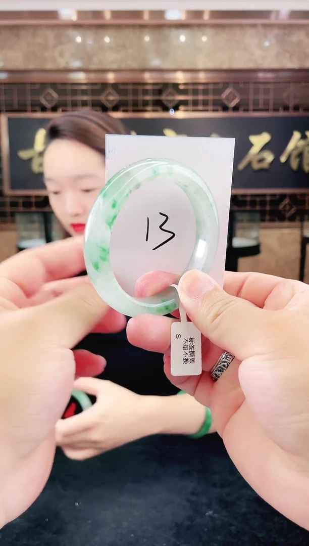 未镶嵌手镯石英质玉（非洲翠）微瑕一经发货运费不退介意勿拍