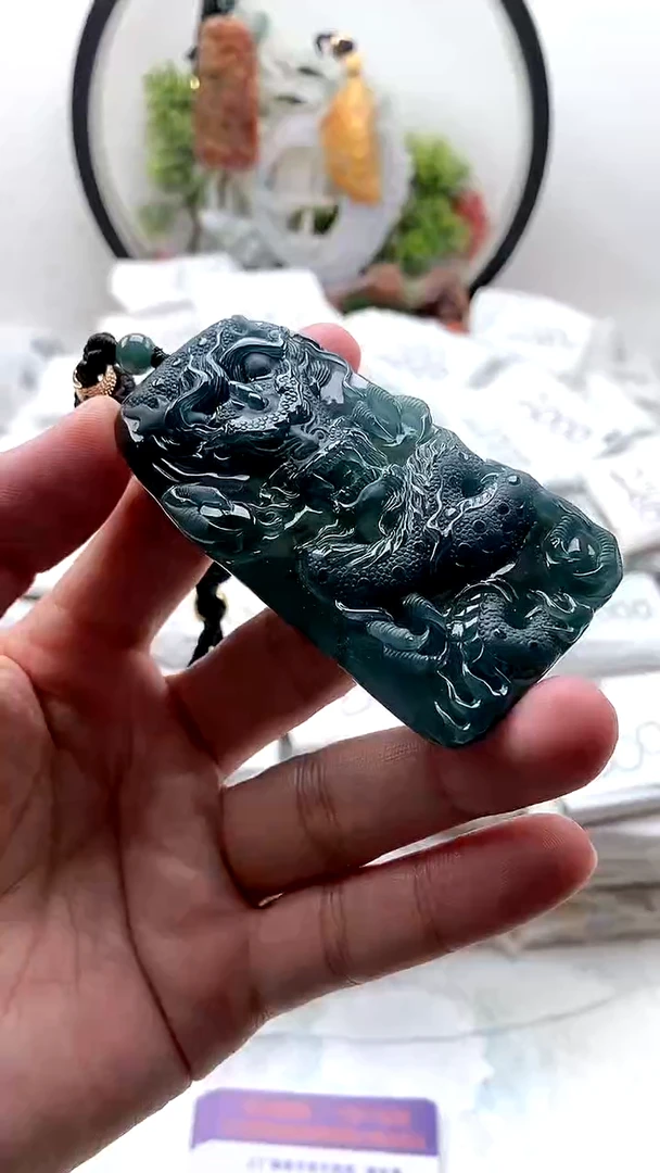颈饰未镶嵌翡翠龙牌