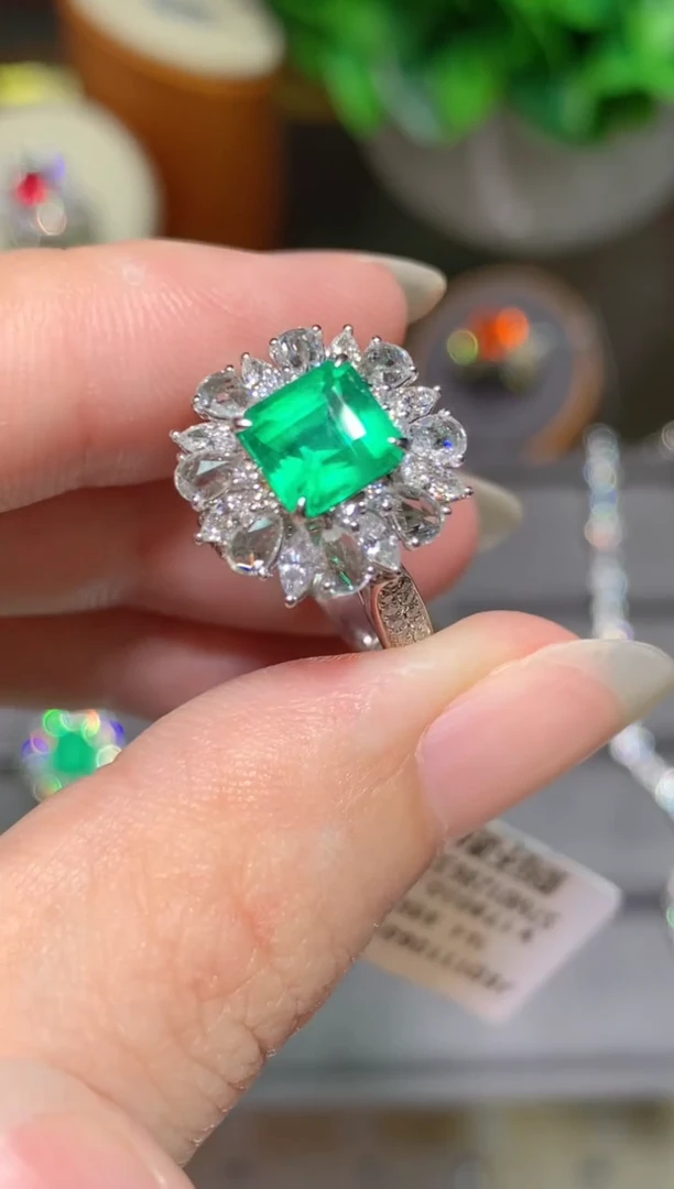 祖母绿戒指18K金镶嵌1.3CT