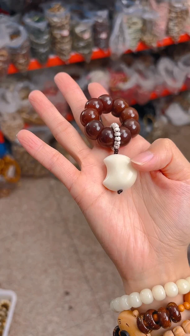 吊坠菩提根/象牙果红皮手捻  月呀