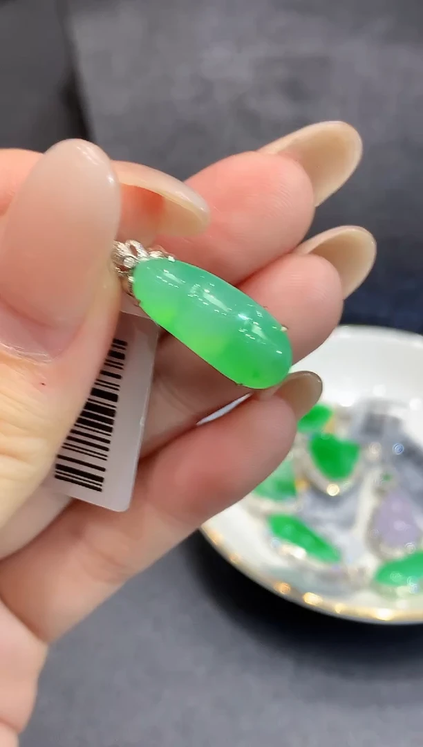 吊坠(不含链)18K金镶嵌翡翠多样性发其一