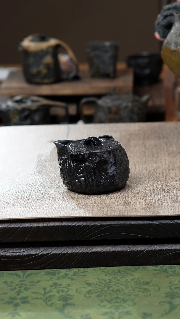 中式高***乐归玉堂冰碛岩重工雕刻饕餮宝瓶壶