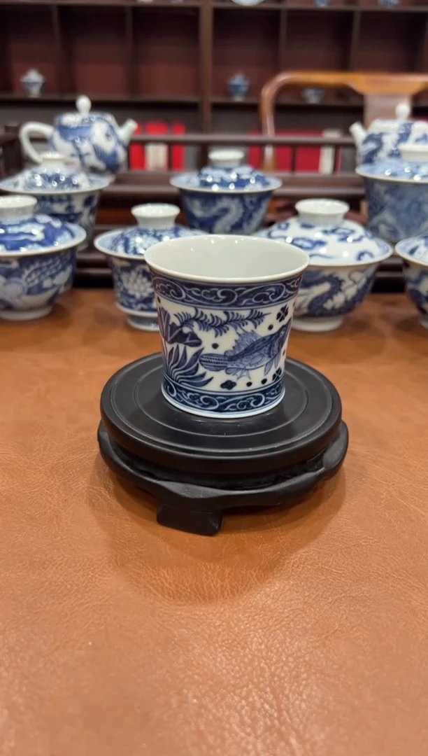 青花手绘鱼藻纹束腰杯