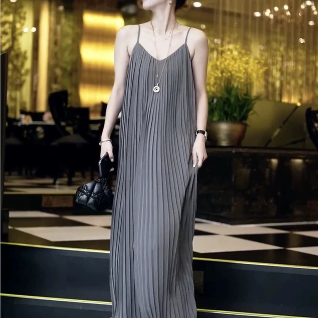欧货新款竖纹压褶吊带长裙女夏2025高级感法式小众无袖百褶连衣裙