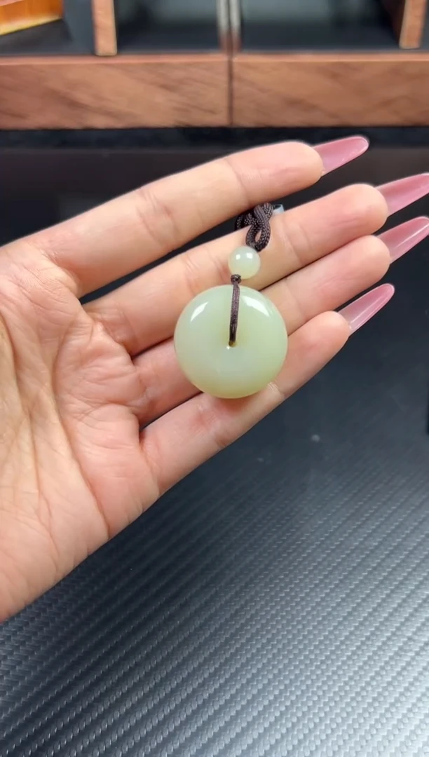和田玉未镶嵌吊坠(赠链)且末微色差迪克兰平安扣