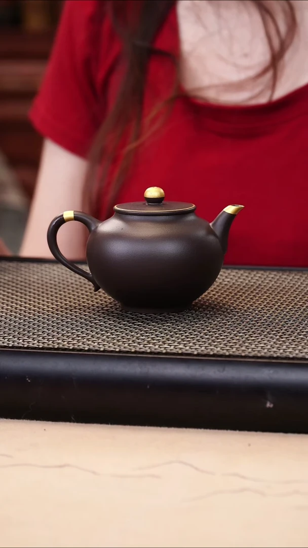 茶壶紫砂四号井茄皮紫泥描金宫灯150cc