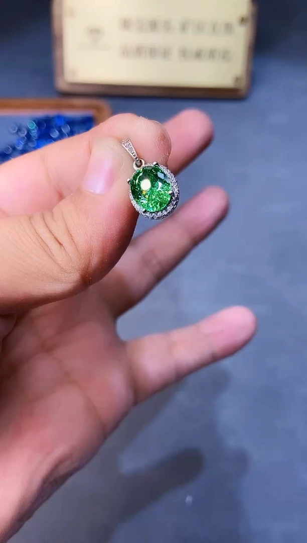 颈饰银S925镶嵌石榴石（沙弗莱）.....