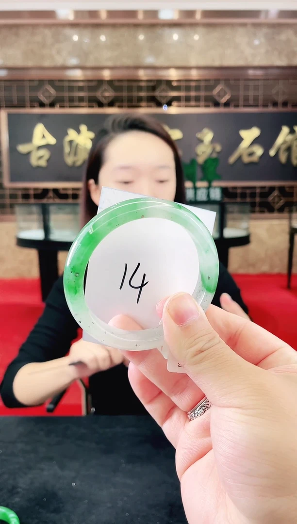 未镶嵌手镯石英质玉（非洲翠）微瑕一经发货运费不退介意勿拍
