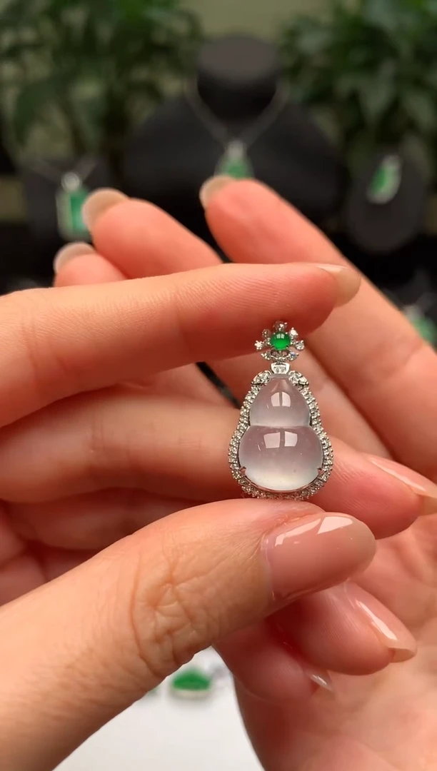 颈饰18K金镶嵌翡翠葫芦