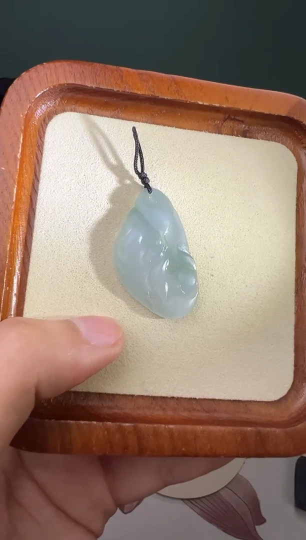 定制翡翠未镶嵌飘花九尾