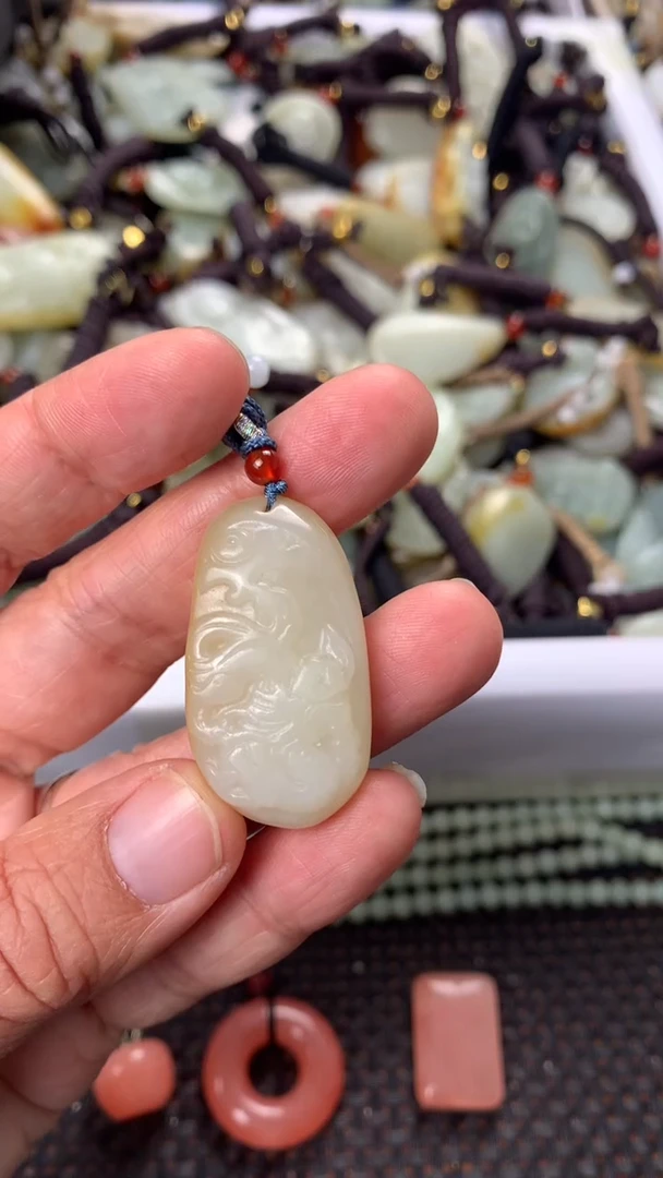 【闪购商品】和田玉颈饰未镶嵌多样性发货没有证书.拍一发一，有瑕