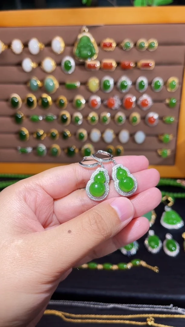 【闪购商品】和田玉耳坠18K金镶嵌苹果绿葫芦耳坠一对
