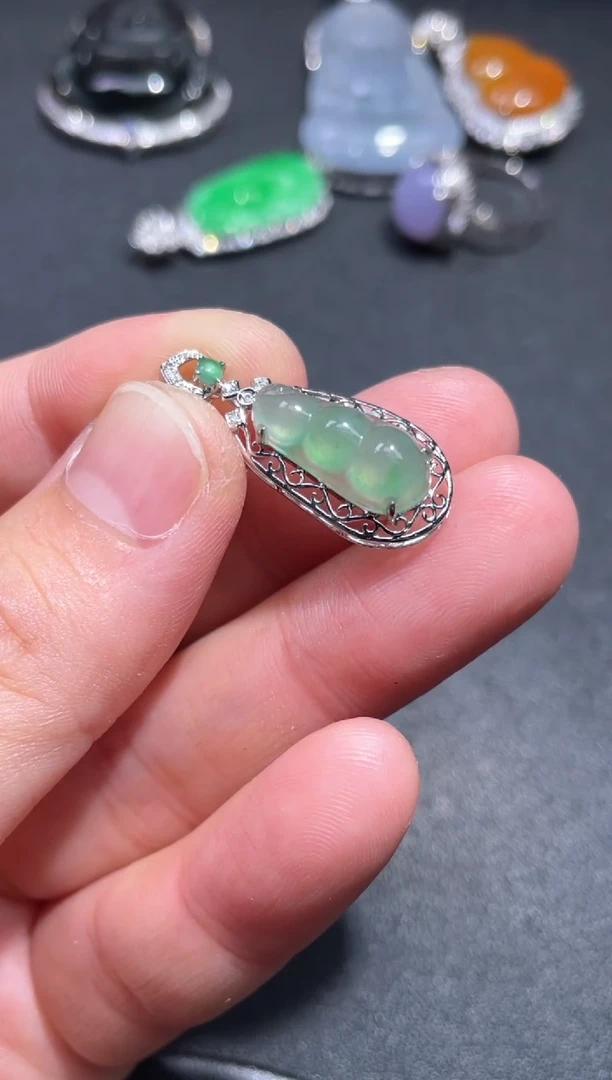 颈饰18K金镶嵌翡翠12.......