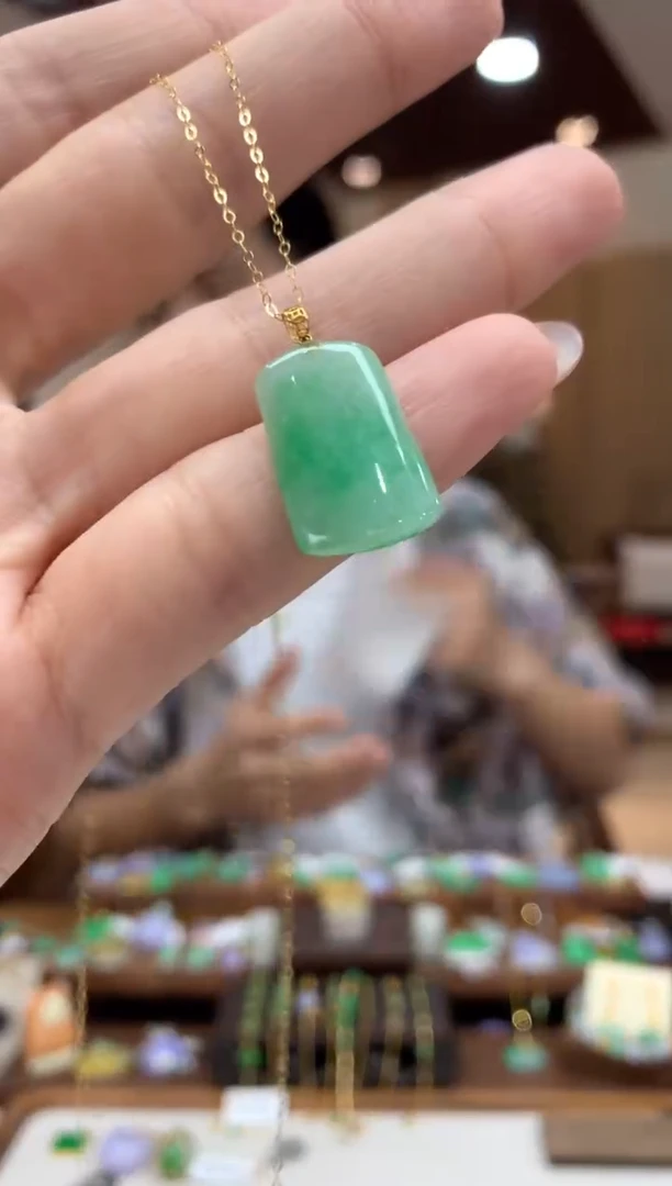 翡翠18K金镶嵌套链无事牌