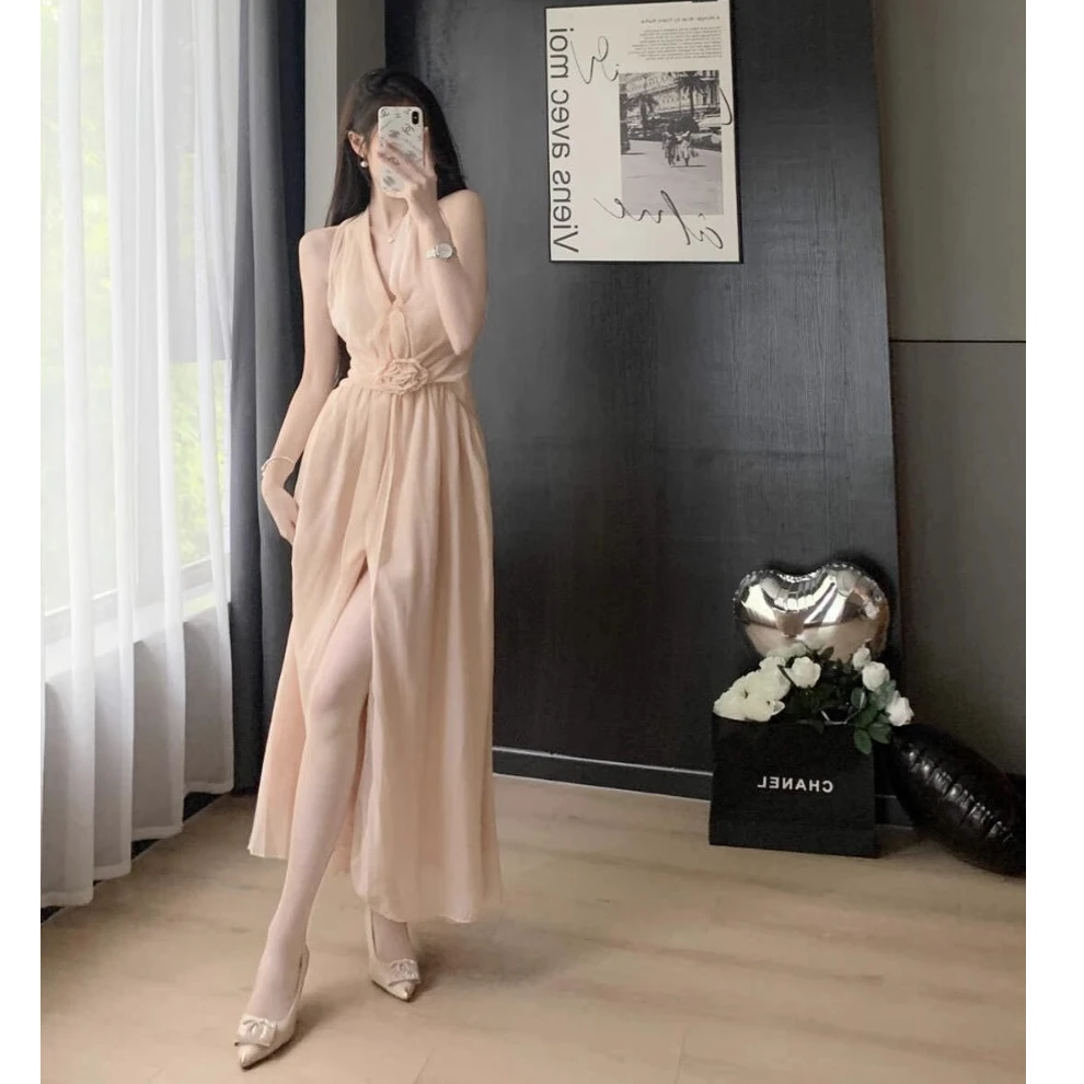 吊带连衣裙女夏季新款高级感时尚气质木耳边露背度假风V领a字裙子