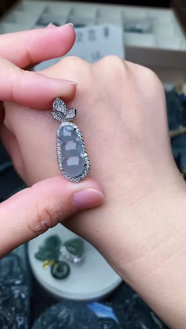 颈饰未镶嵌翡翠