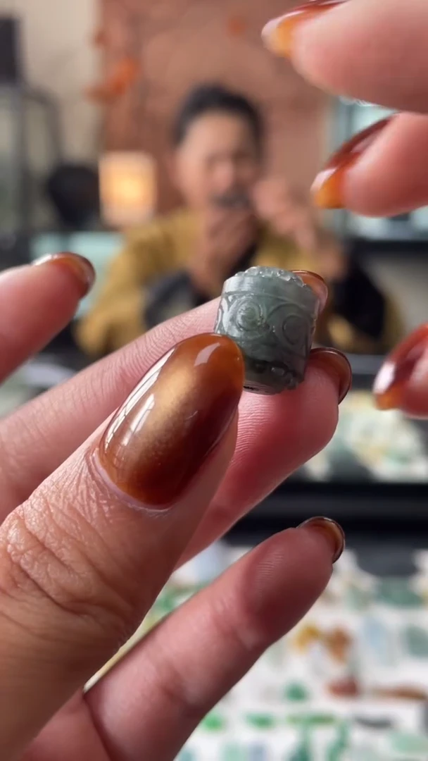 【闪购商品】定制翡翠未镶嵌13*11乌鸡绿回纹筒珠99