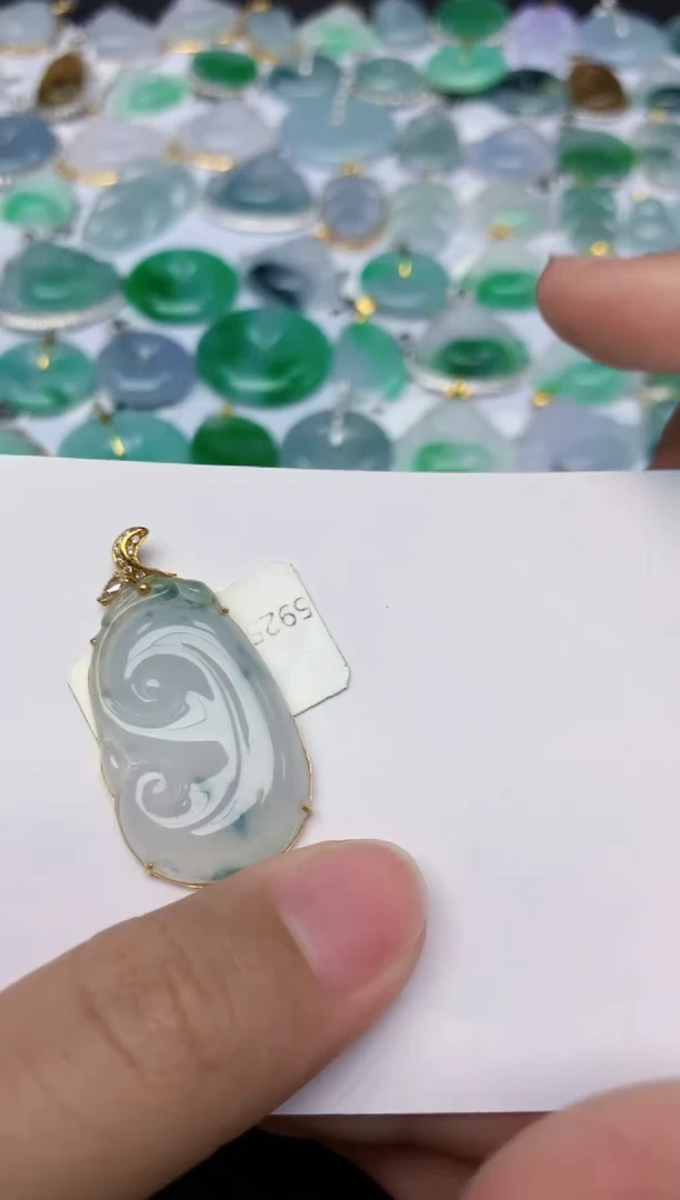 翡翠挂件18K金镶嵌天然翡翠a货