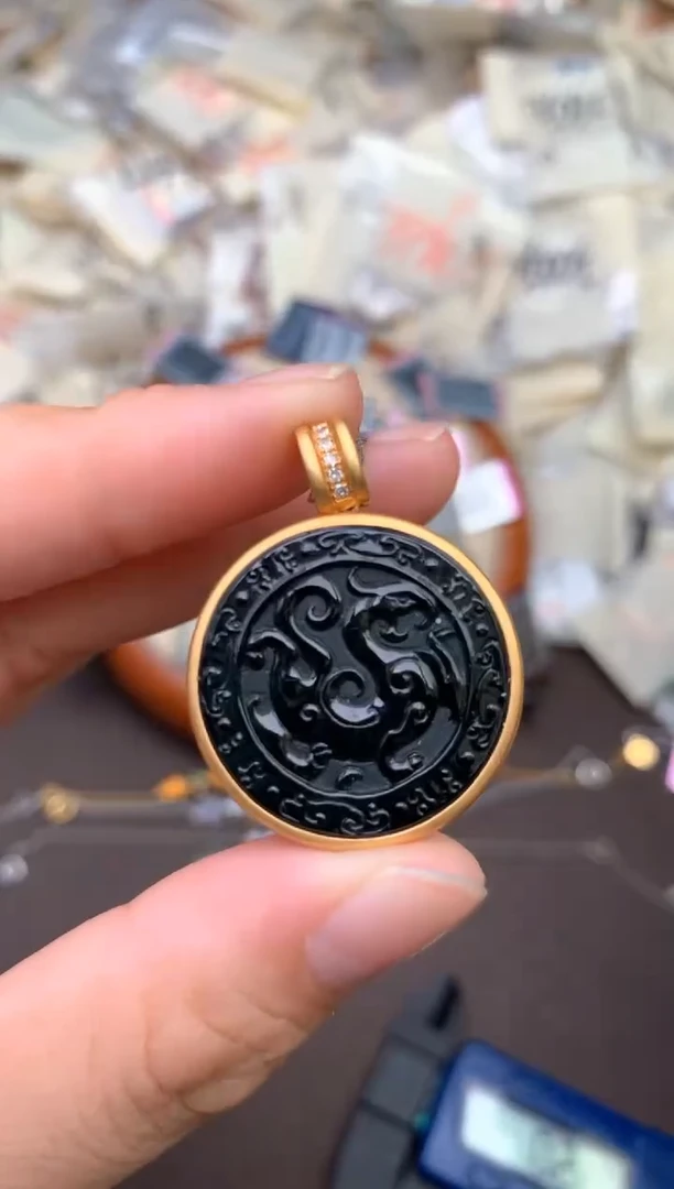 18K金镶嵌挂件翡翠 —