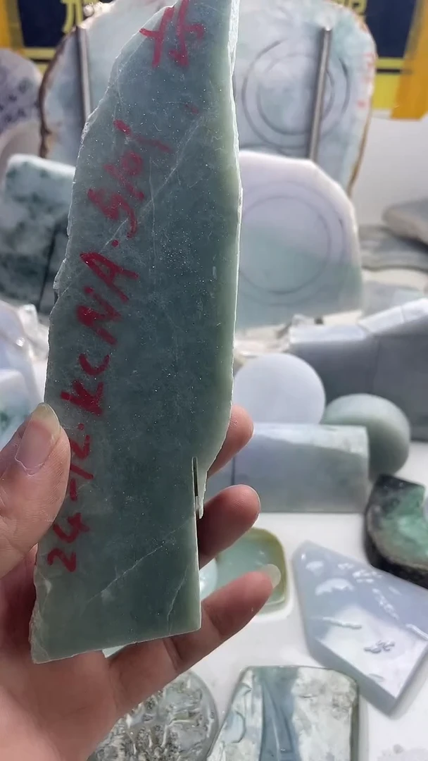 翡翠挂件未镶嵌翡翠