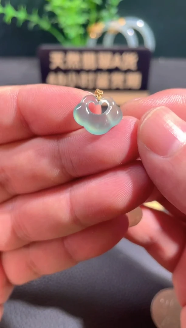 翡翠18K金镶嵌颈饰翡翠