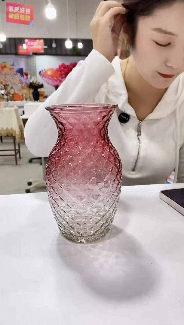 玻璃渐变红花瓶一个