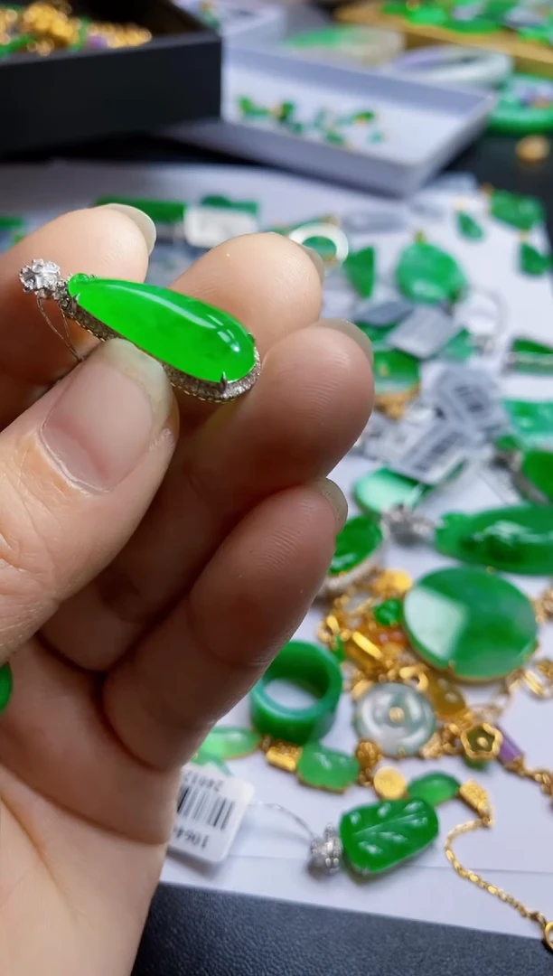 【闪购商品】翡翠颈饰18K金镶嵌吊坠