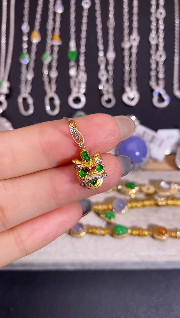 颈饰18K金镶嵌翡翠吊坠