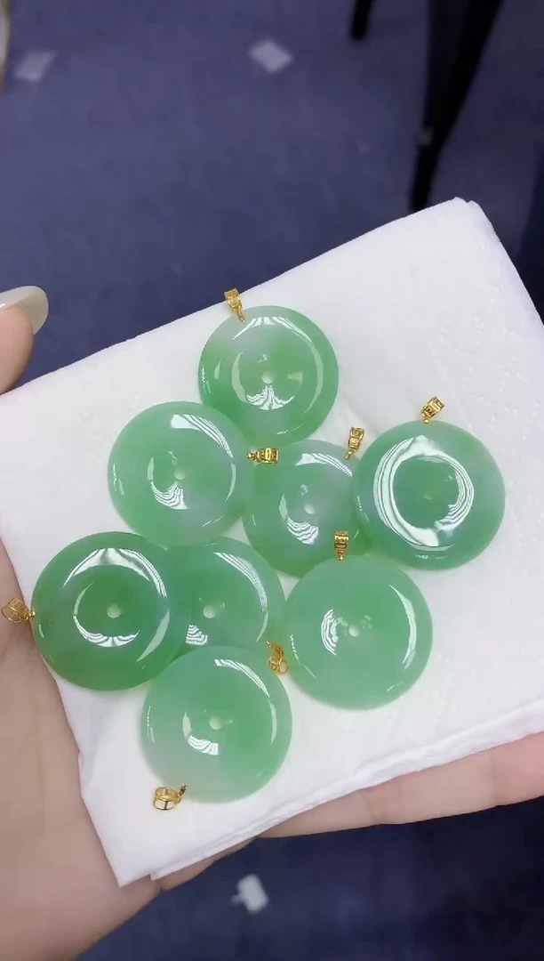 翡翠18K金镶嵌颈饰天然缅甸翡翠A货多样性发其一