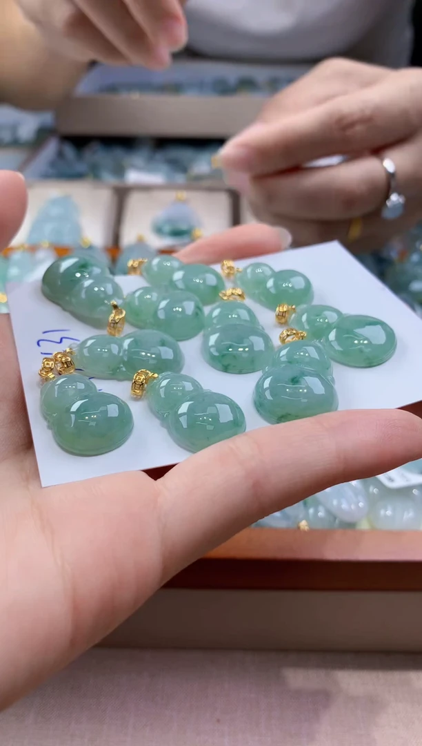 翡翠未镶嵌颈饰多样性发其一件