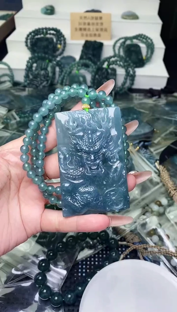 颈饰未镶嵌翡翠