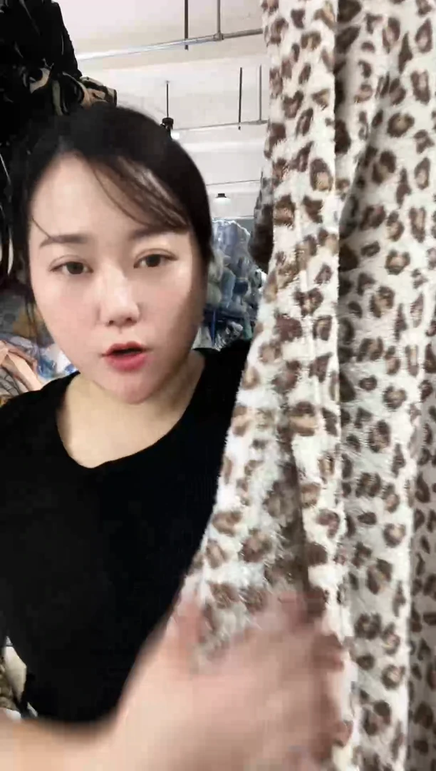 混纺主播手上展示的产品