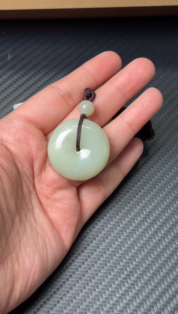 吊坠(赠链)未镶嵌和田玉且末迪克兰二细微色差平安扣sk
