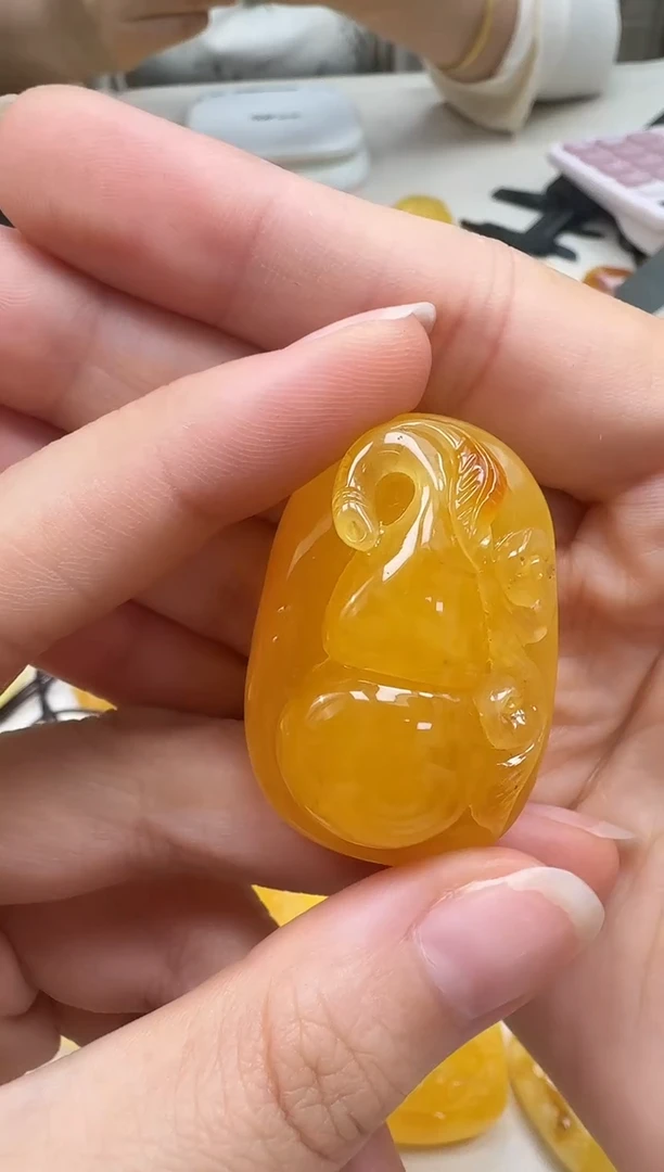 未镶嵌琥珀裸石如图