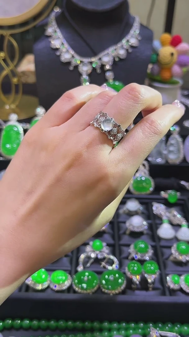 18K金镶嵌戒指翡翠戒指