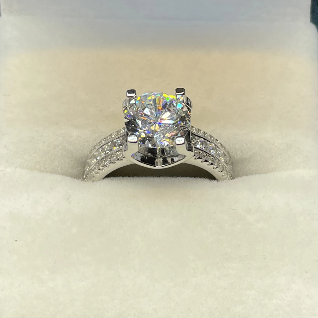 【Vivia】甄选 精美牛头戒指3.0CT