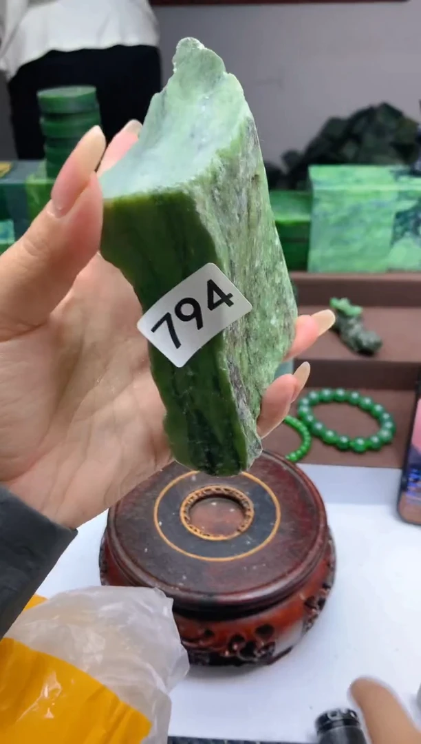 和田玉（碧玉）未镶嵌珠宝半成品1