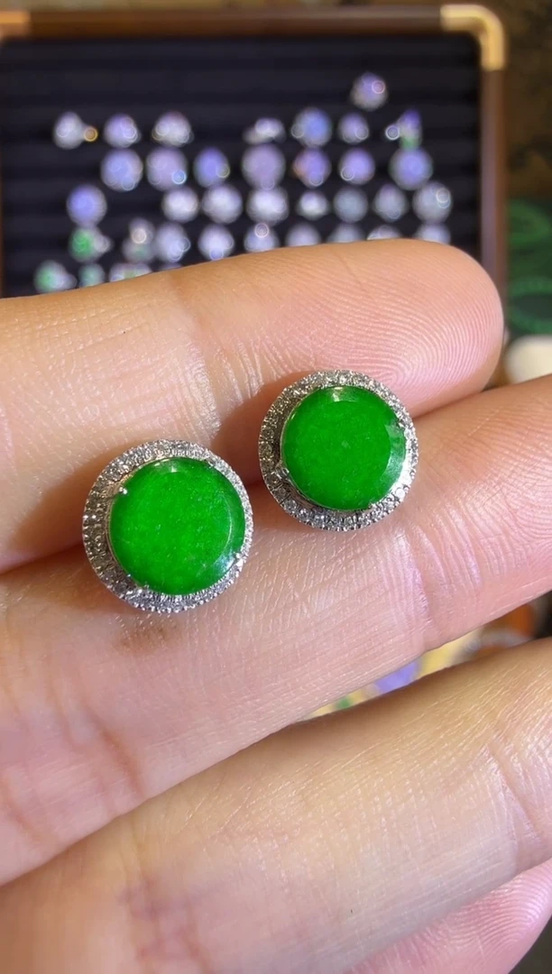 【闪购商品】翡翠耳饰18K金镶嵌满绿圆牌耳钉