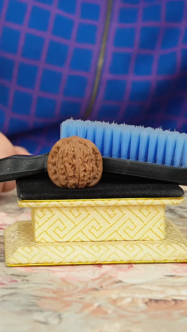 【闪购商品】文玩核桃把件一只核桃送一把刷子