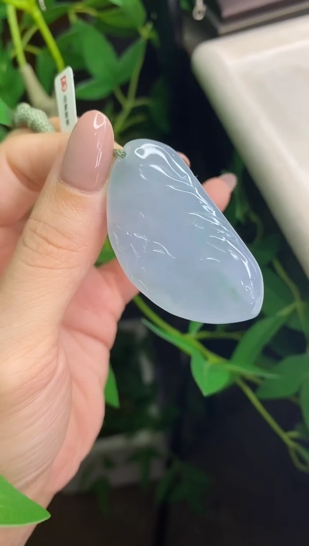 翡翠未镶嵌颈饰锦鲤戏河图