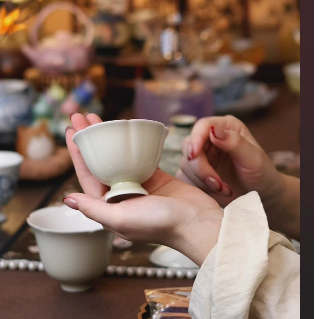 蜜青釉花口高足杯