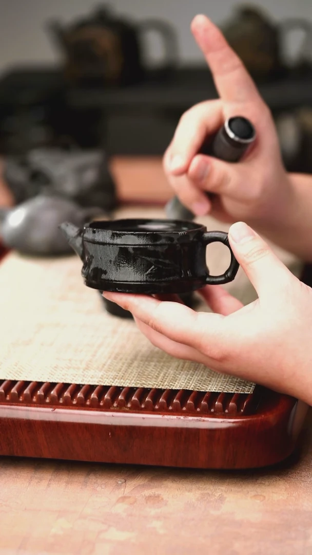 归玉堂冰碛岩重工雕刻扁竹节壶150cc