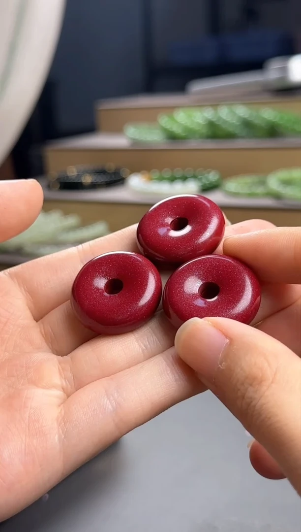 和田玉未镶嵌颈饰舒克朱.砂平安扣