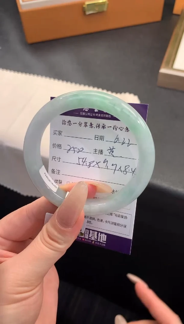 翡翠手镯未镶嵌..........