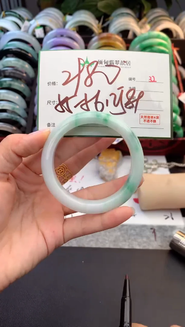 未镶嵌定制翡翠毛货需精细抛光+多人